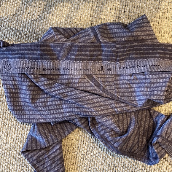 Lululemon long sleeve running top ! Perfect for cold mornings coming! - Picture 4 of 4